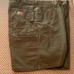 Women’s Carhartt green cargo shorts size 14. Never worn.